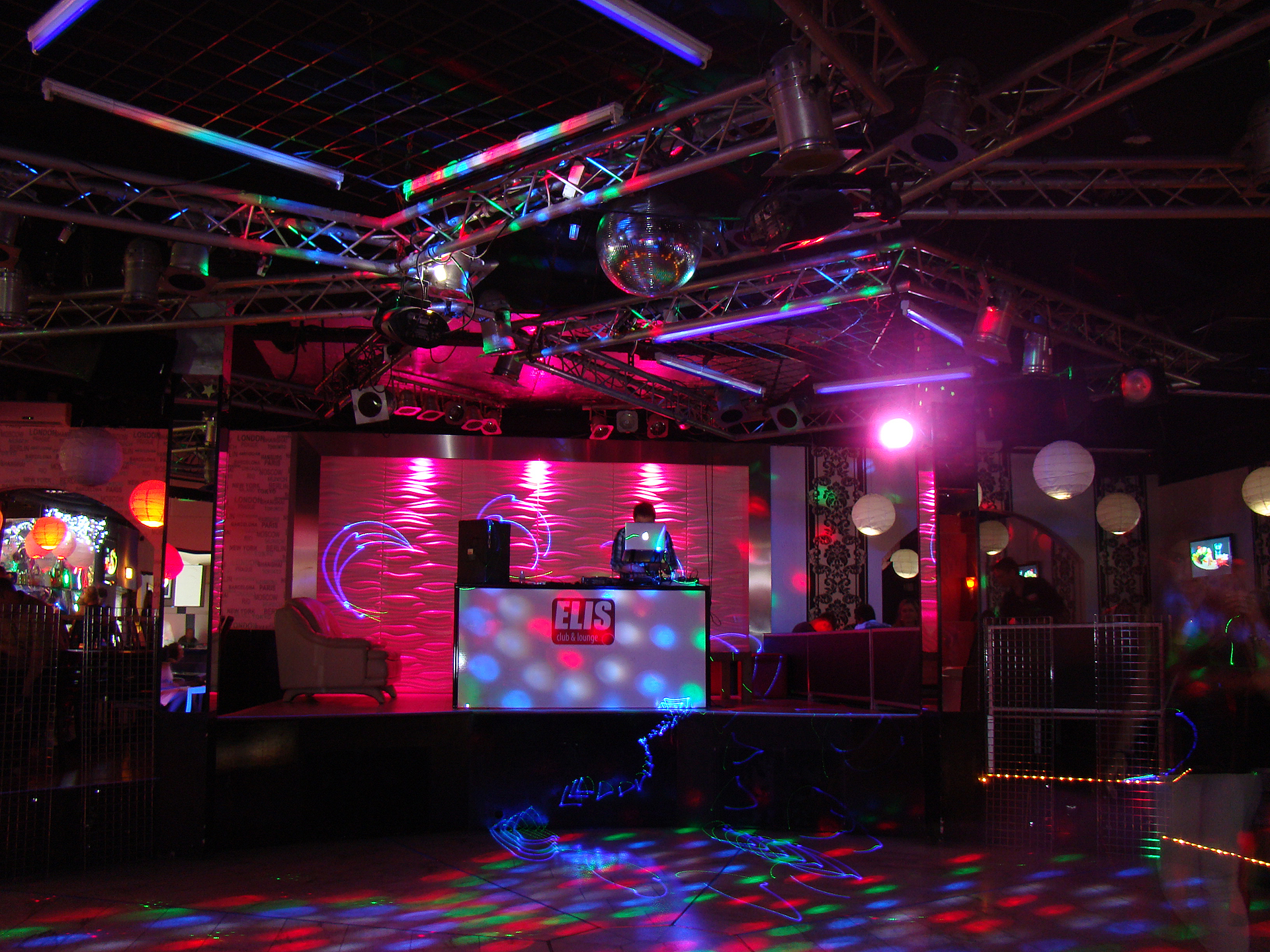 3D Wandpaneele - Referenzen - Elis Club & Lounge - Deckenpaneele - 3D Tapeten - Wandverkleidung